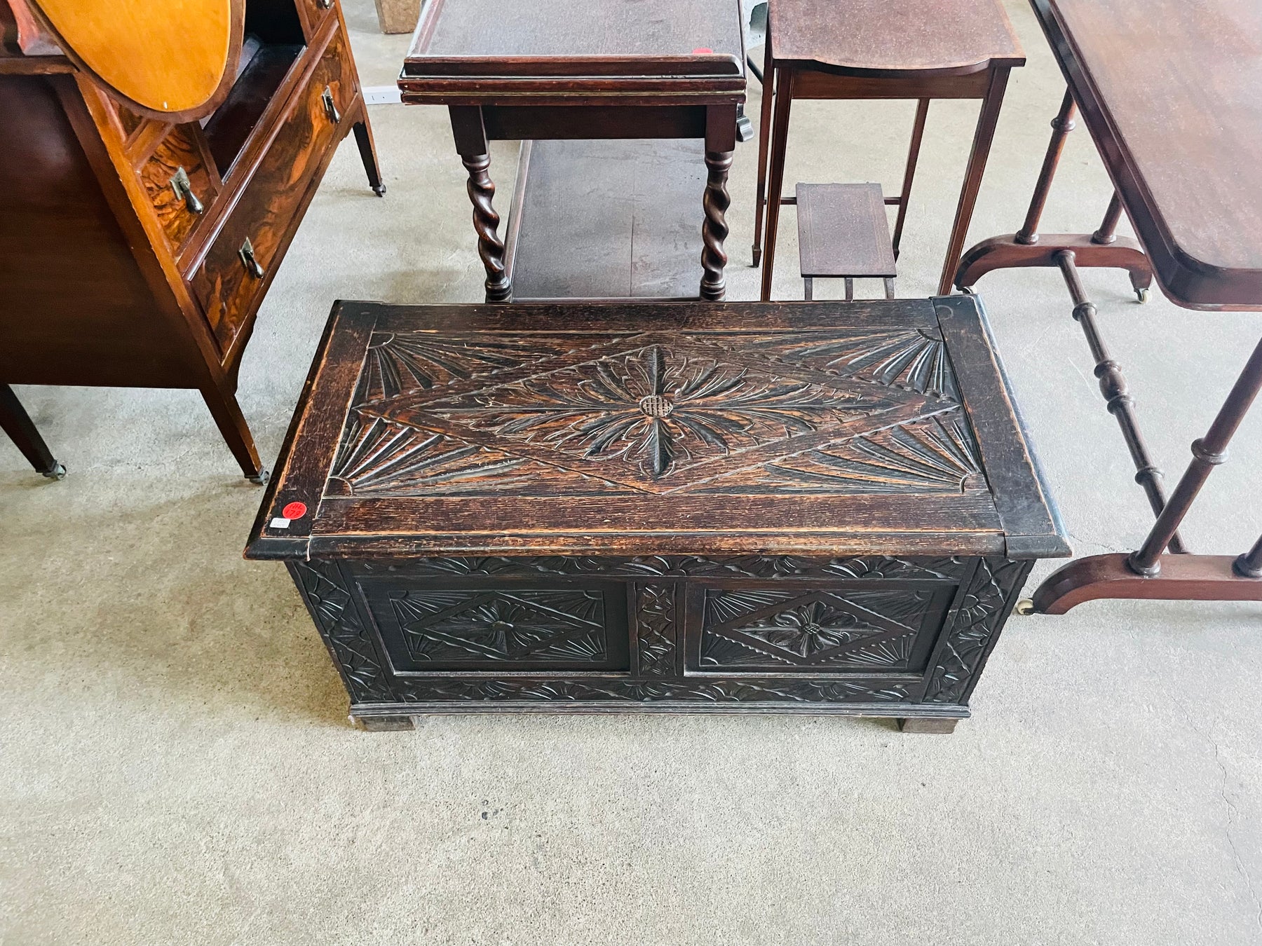 箱からキャビネットそしてタンスへ・・・家具の起源と変遷