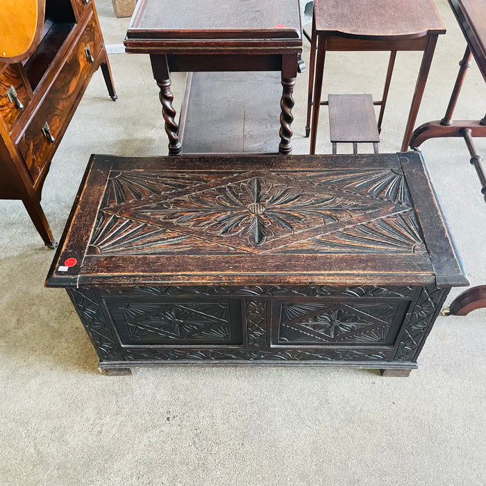 箱からキャビネットそしてタンスへ・・・家具の起源と変遷