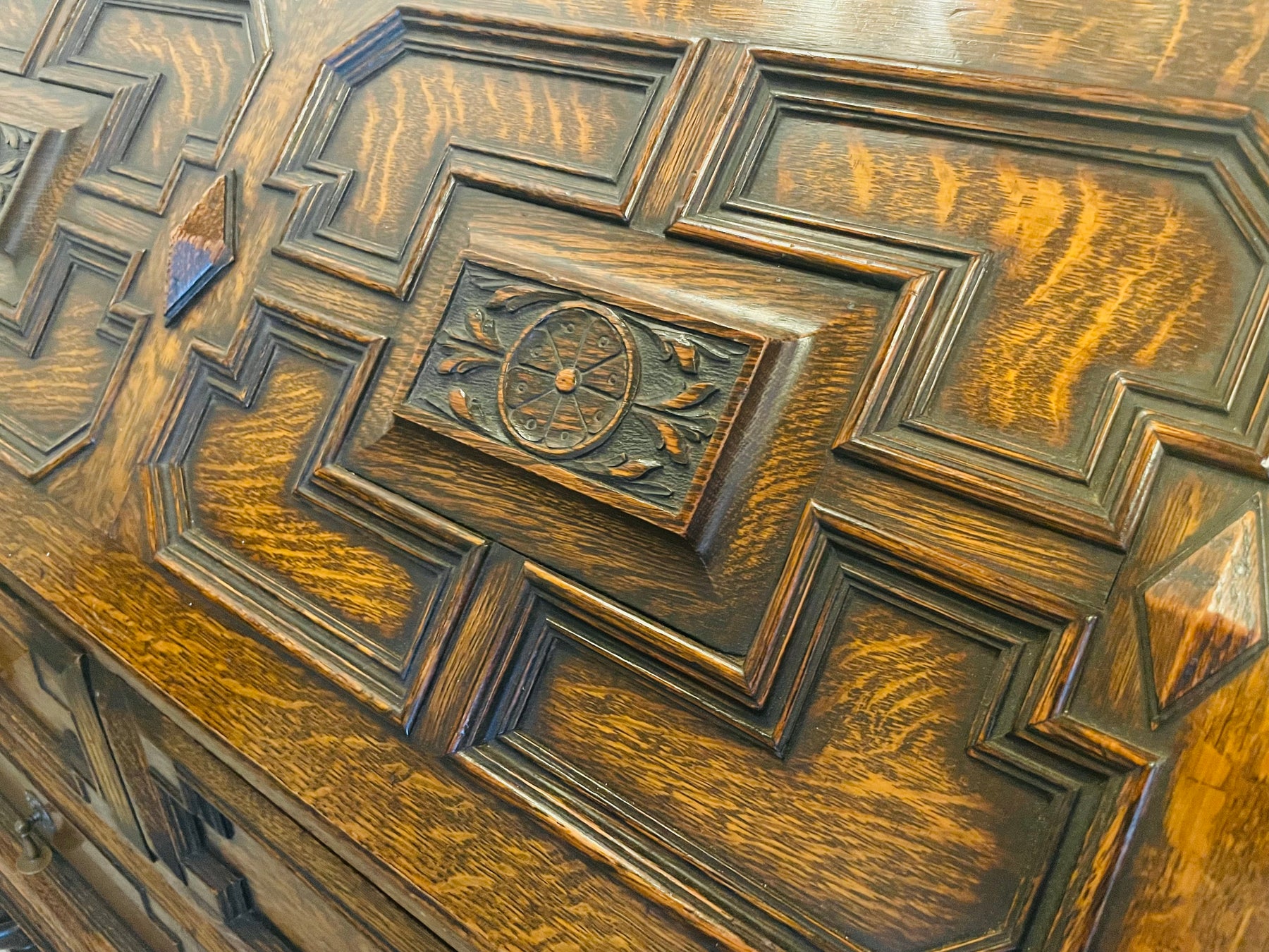 木材に見る家具の歴史「オーク・ウォルナットの時代」